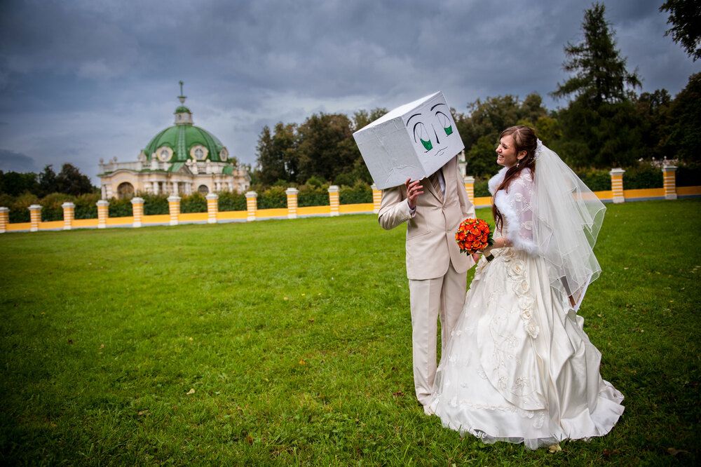 Немая сцена: девушка смеется. Коробок молча смотрит на девушку