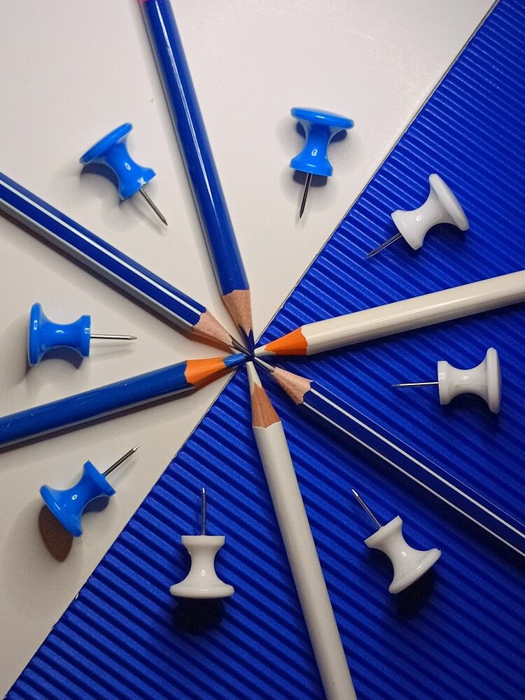 Восемь крупных игл.