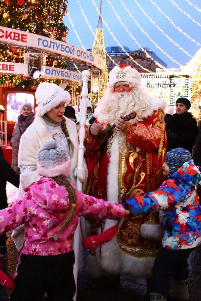 Дед Мороз со Снегурочкой.