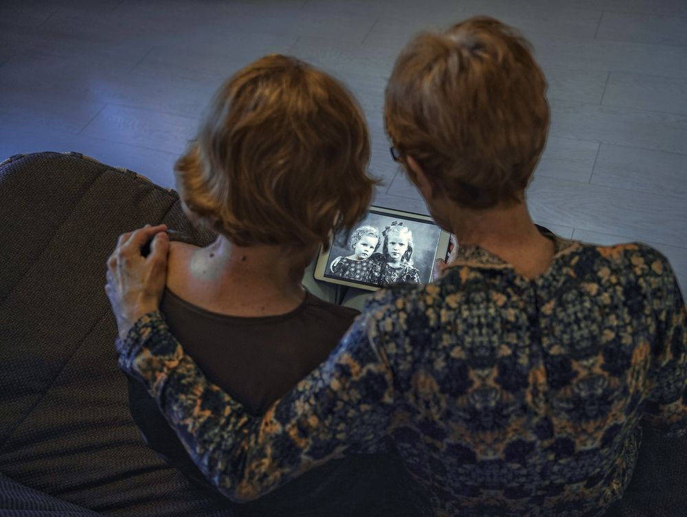 Сестры смотрят на свое фото спустя 70 лет