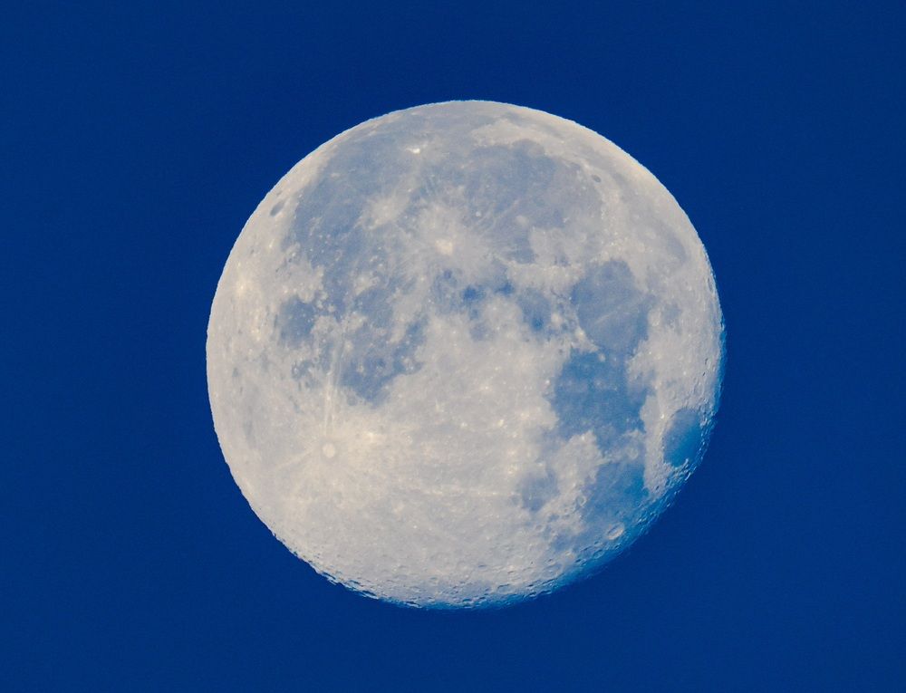 Лунное утро .