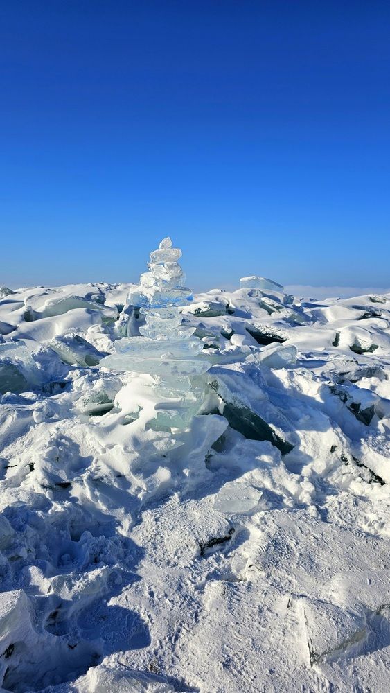 Лёд на озере Байкал
