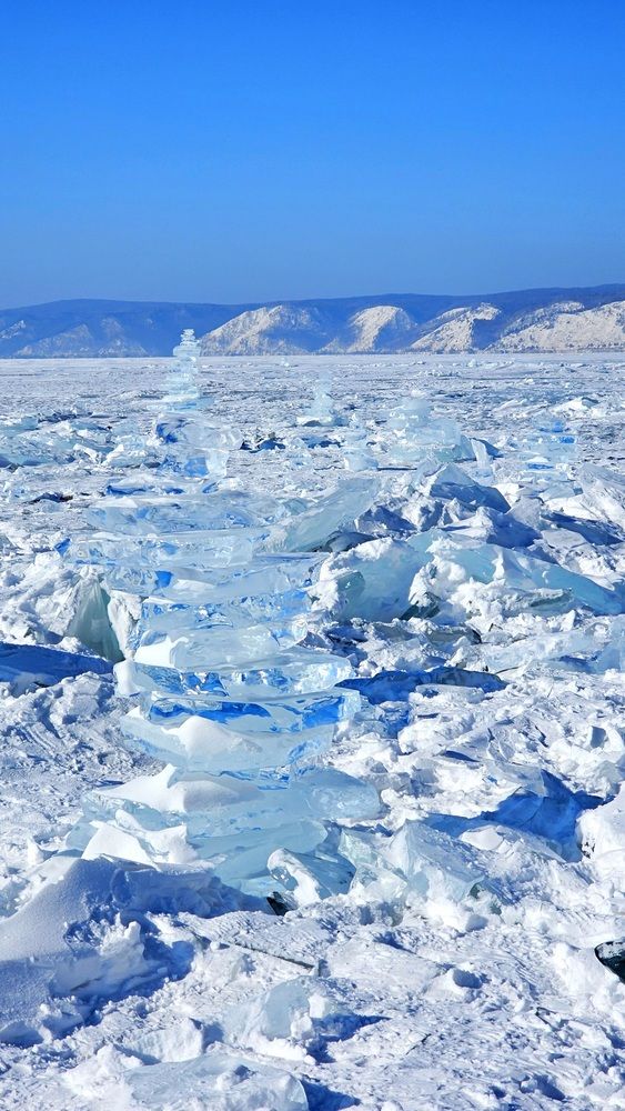 Лёд на озере Байкал