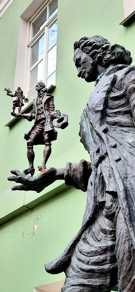 Гулливер и гулливерчики из разных миров. Их пять.