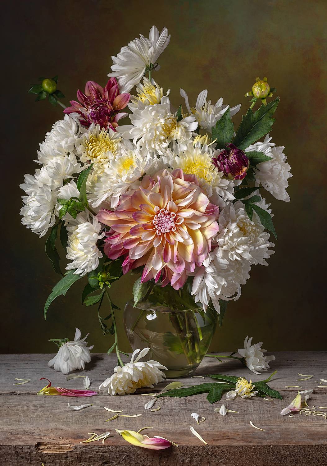 Букет с хризантемами и георгинами