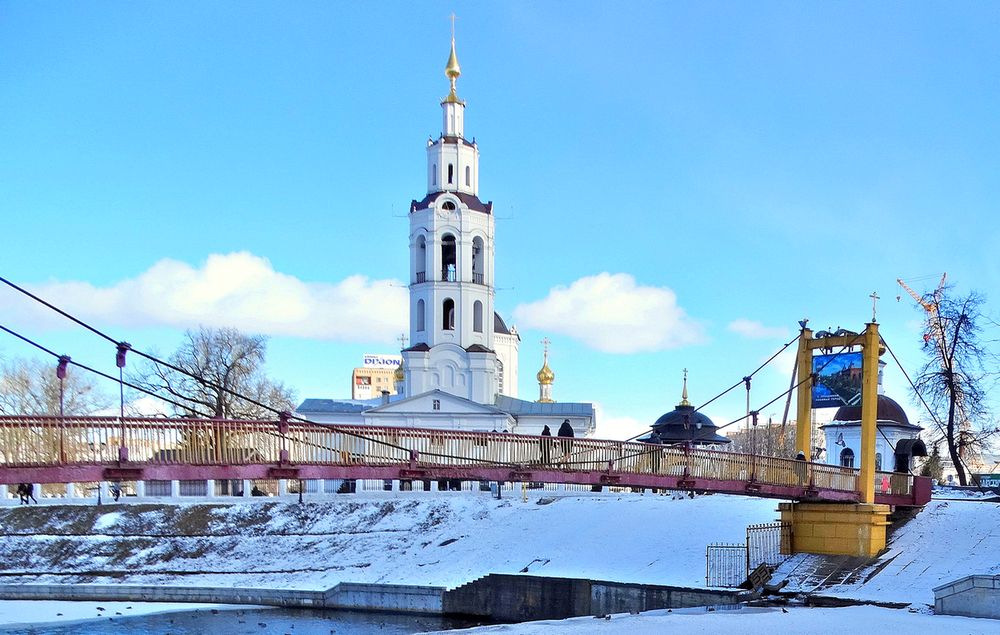 Белоснежная церковь на фоне синего неба