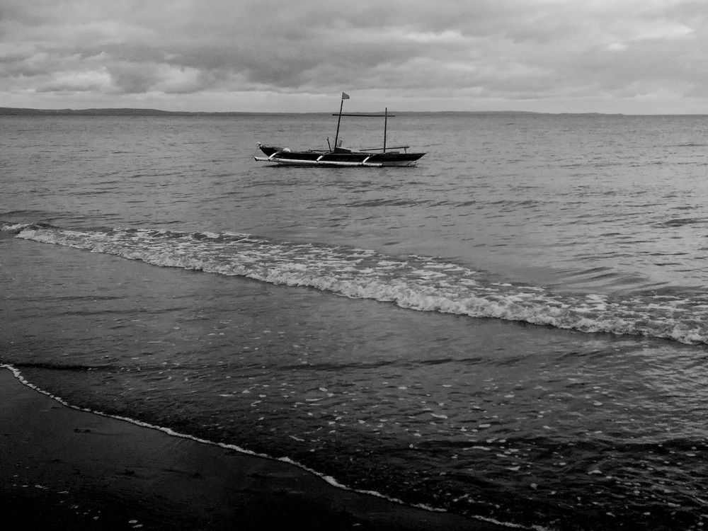 Bangka sa dalampasigan