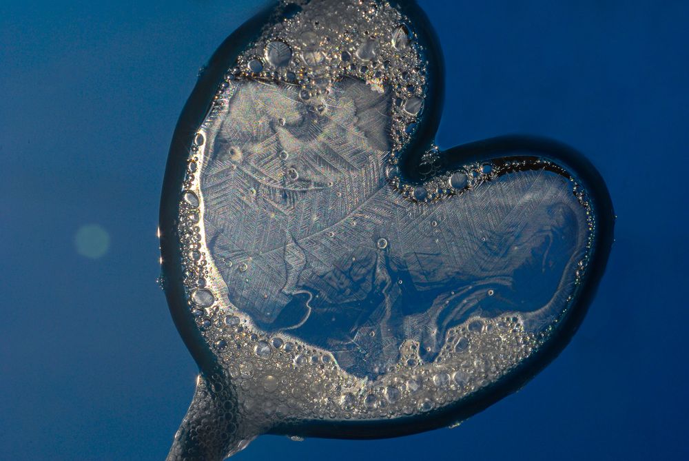 Морозный рисунок ледяной кистью