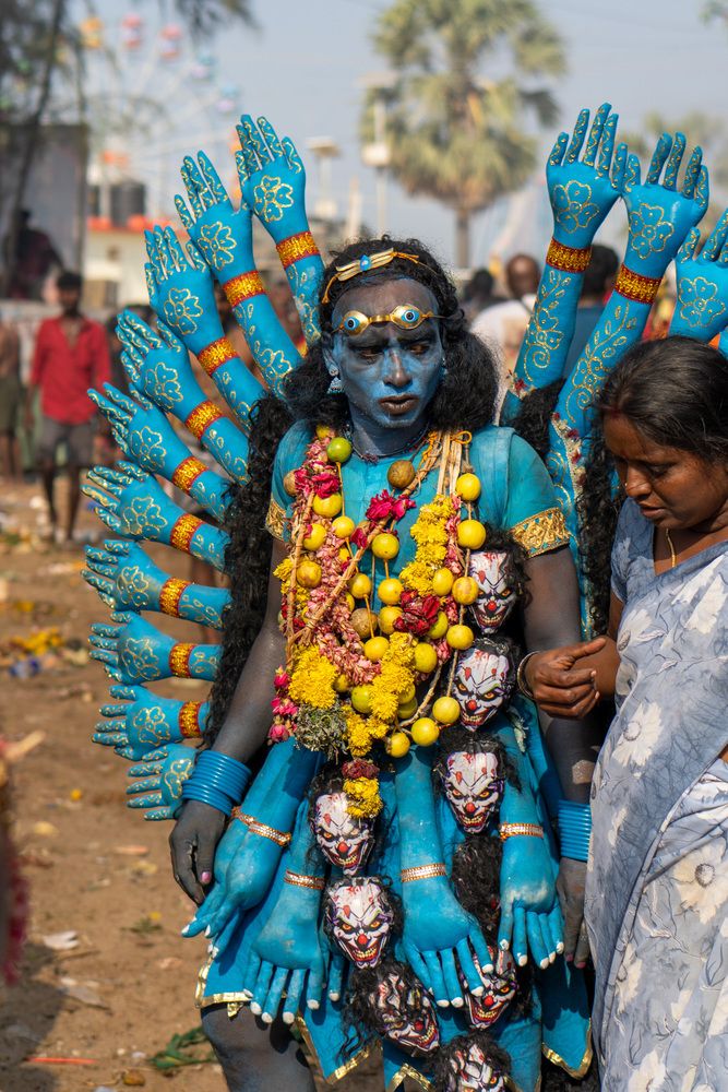 Pure Connection: Blue on White