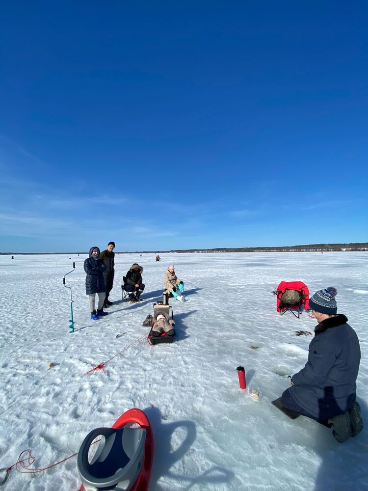 Семья на зимней рыбалке.