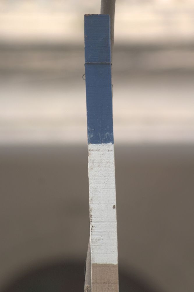 Poste pintado de azul y blanco