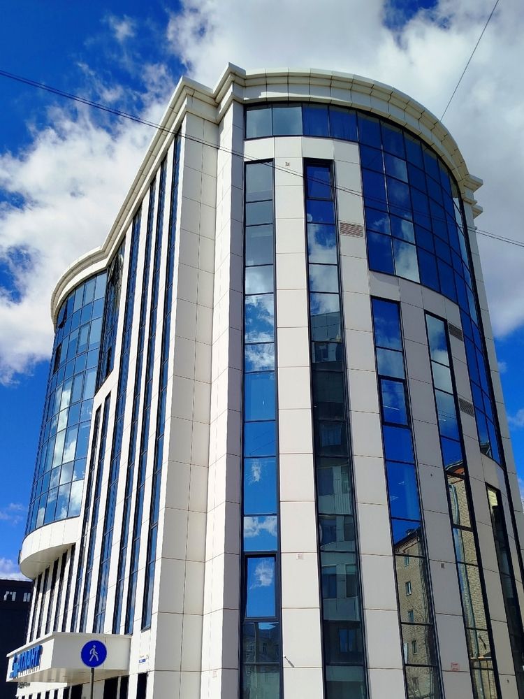 Белое модное здание