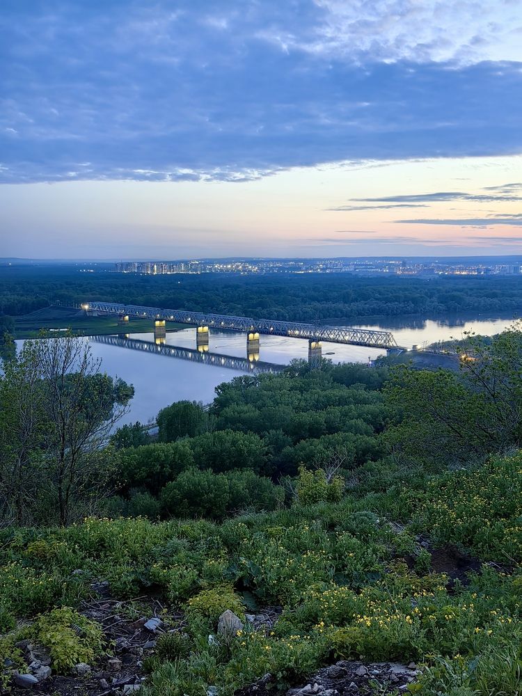 Природа. река Белая. Мост. Жилой квартал.
