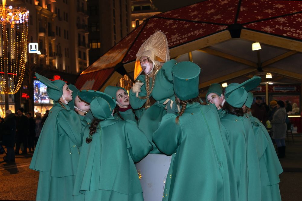 Маленькой ёлочке холодно зимой...