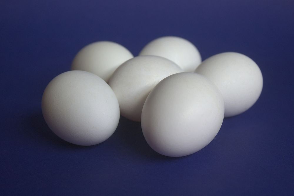 Huevos blancos sobre un fondo azul