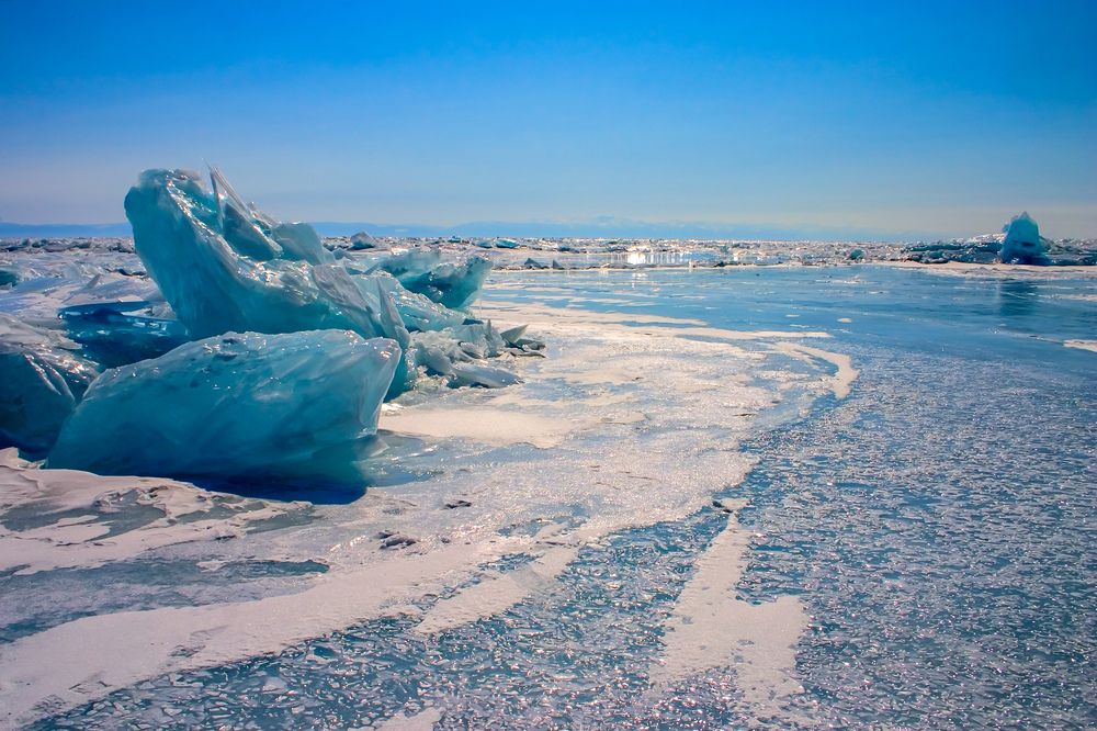 Синие торосы Байкала.