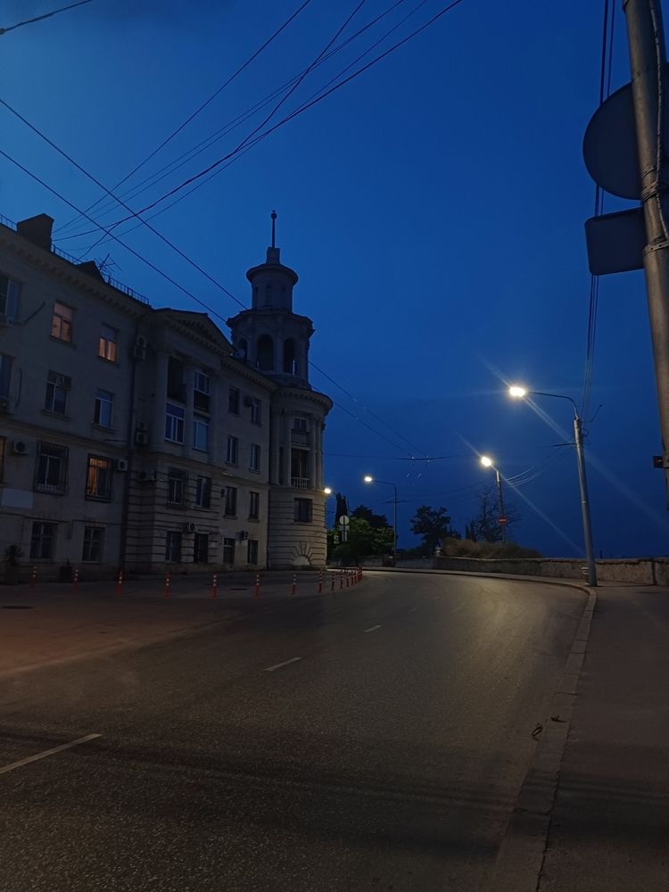 Сине-белый городской пейзаж