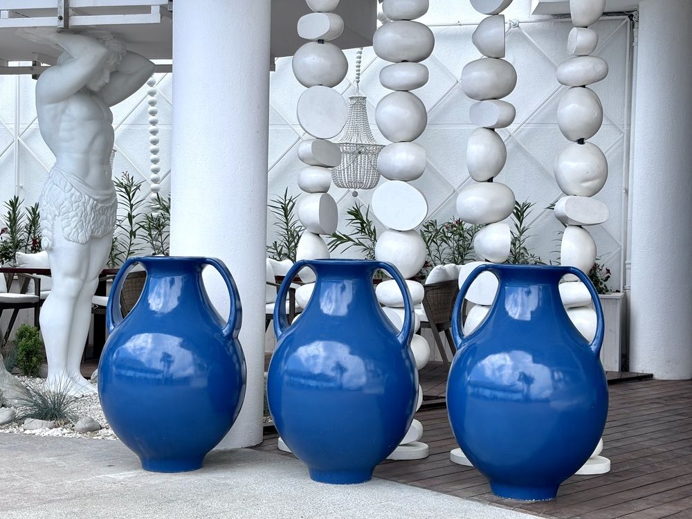 Группа поддержки в синих купальниках