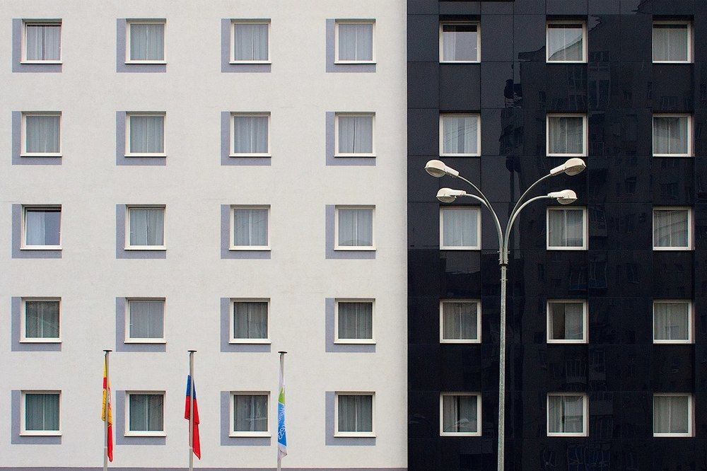 Окна, флаги и фонарь