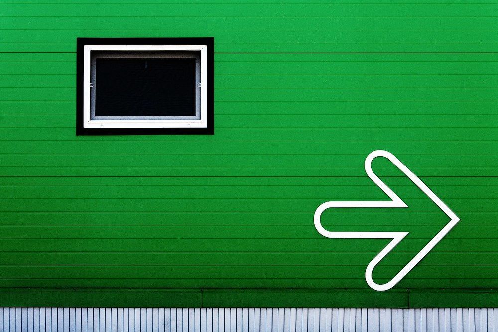 Стрелка, квадрат и зеленый с белым