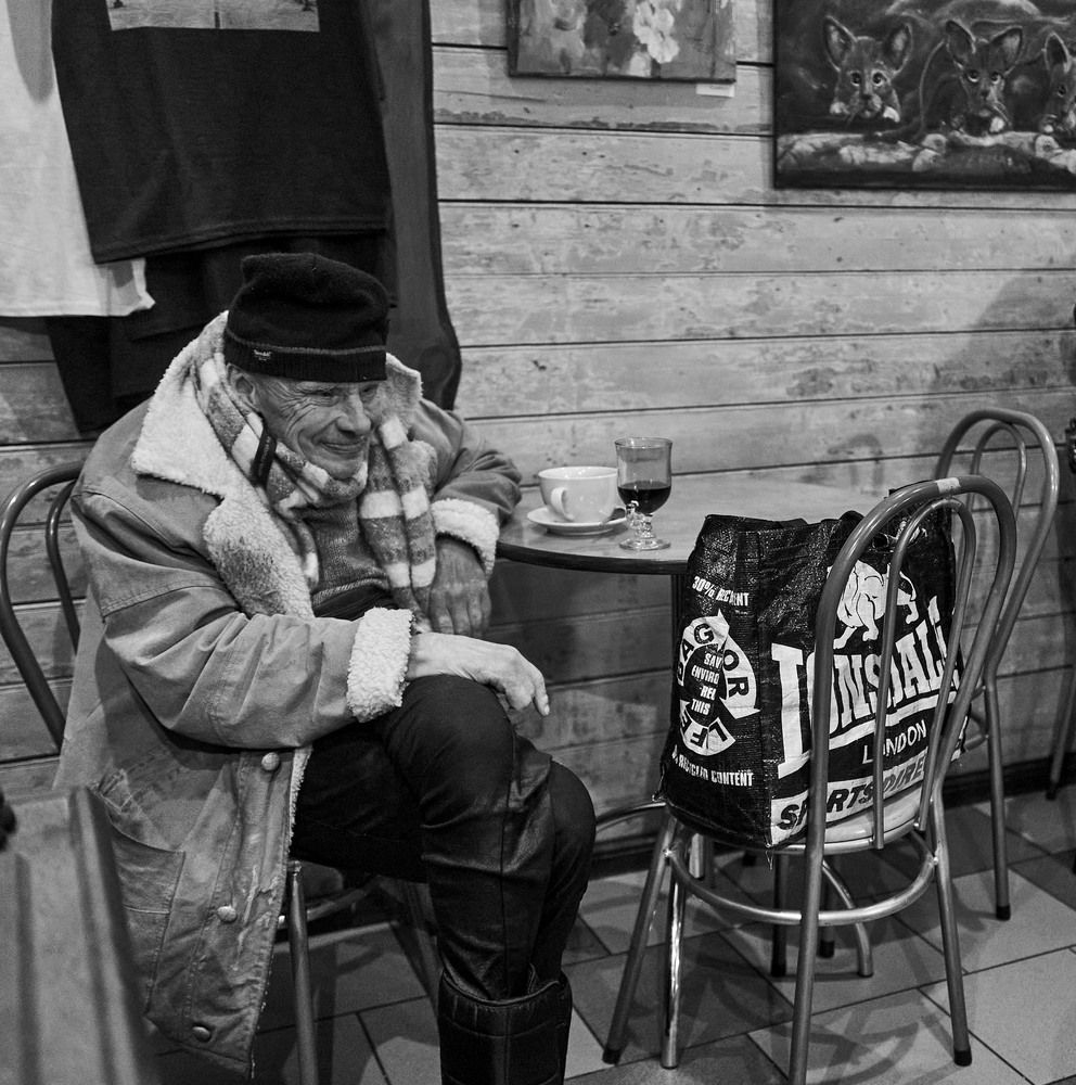 Мужчина ,кофе ,вино...