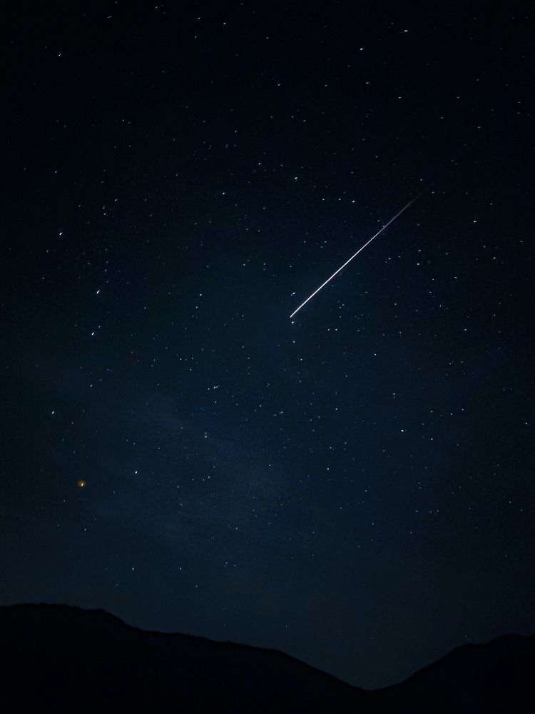 Shooting Star Across a Clear Night Sky