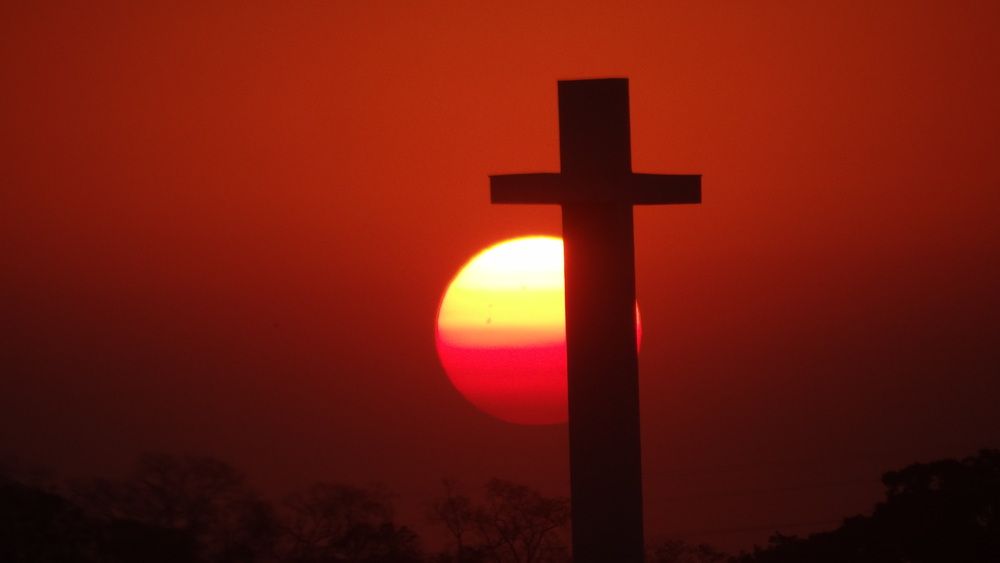 Pôr do sol sobre a cruz