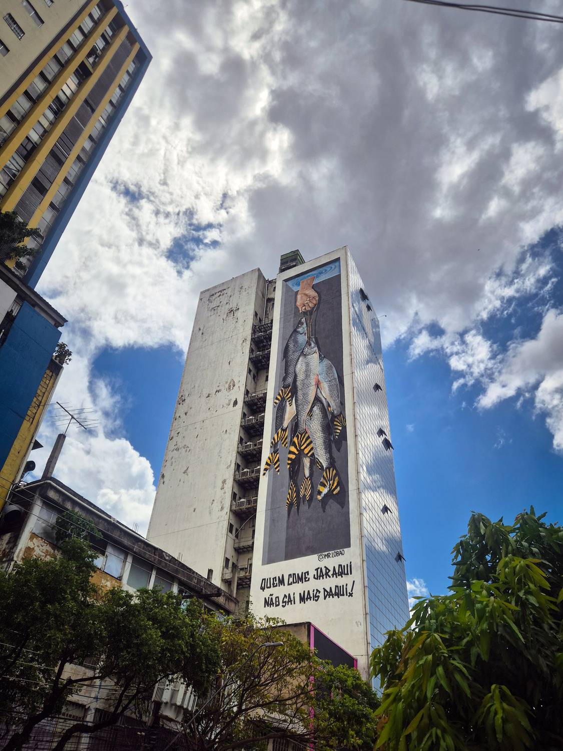 Edifício com pinturas artística incrível.