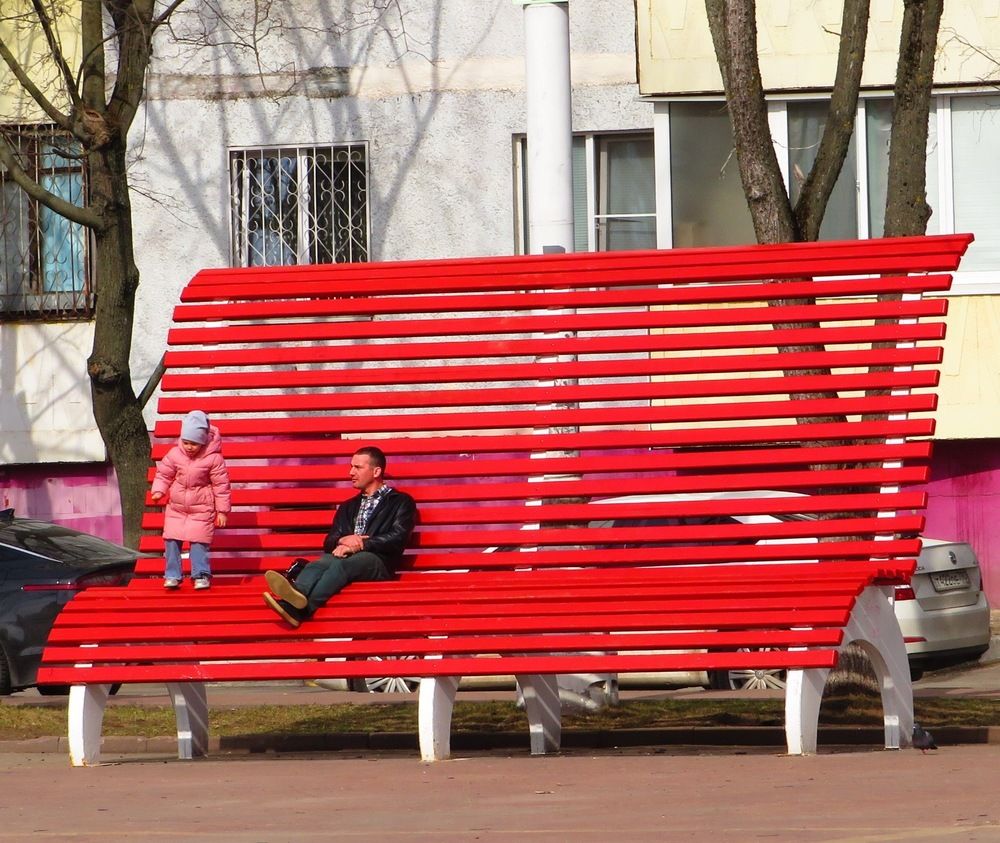 На большой скамейке