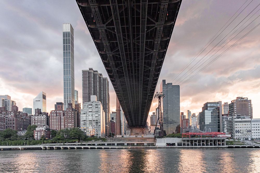 Городской пейзаж под мостом Куинсборо