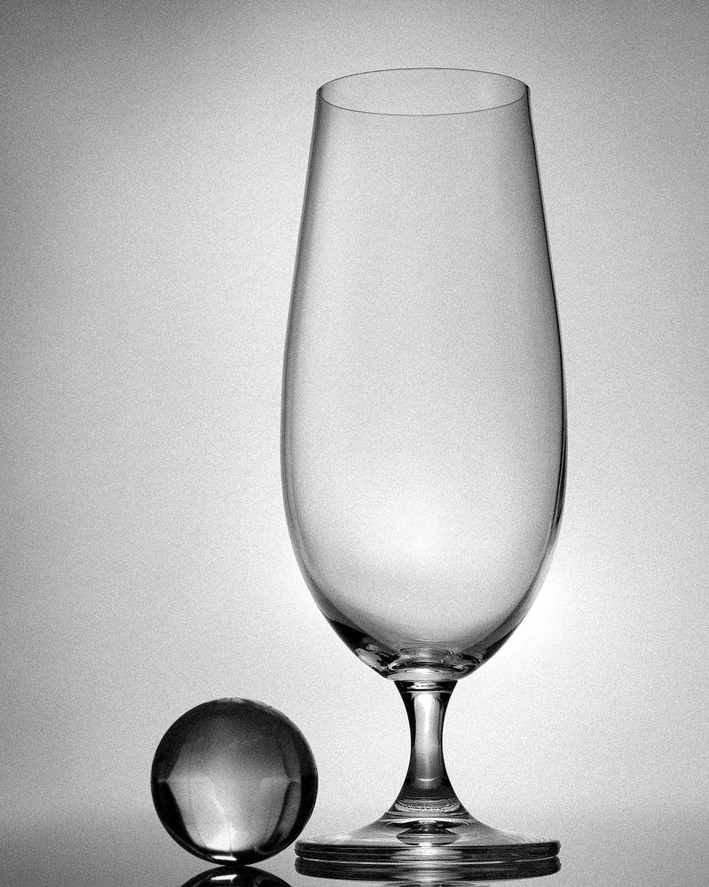 Стеклянный шар и бокал