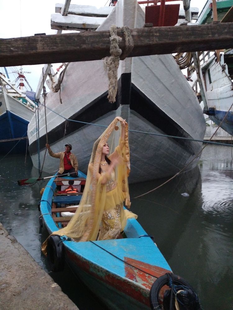 Princess in yellow dress on a boat