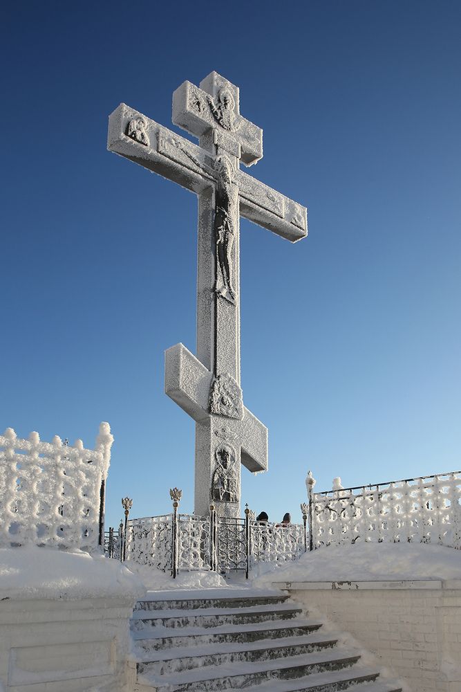Поклонный Царский крест у храма на Белой горе.