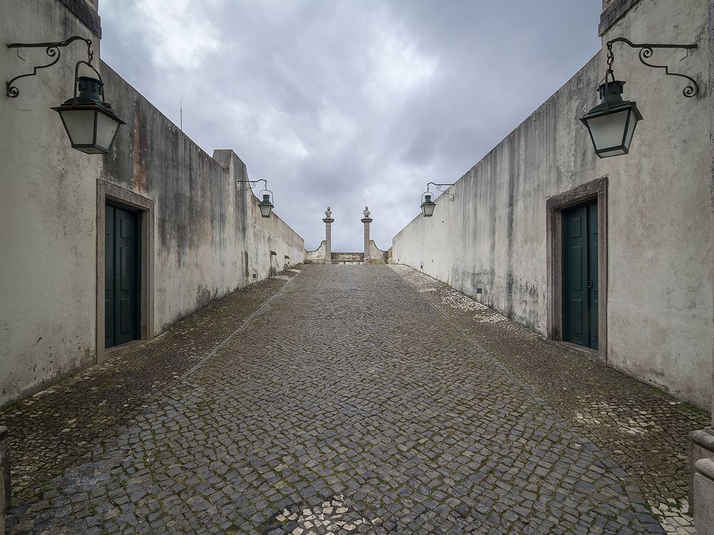 На лево не пойду и на право не пойду. Там стучать надо.