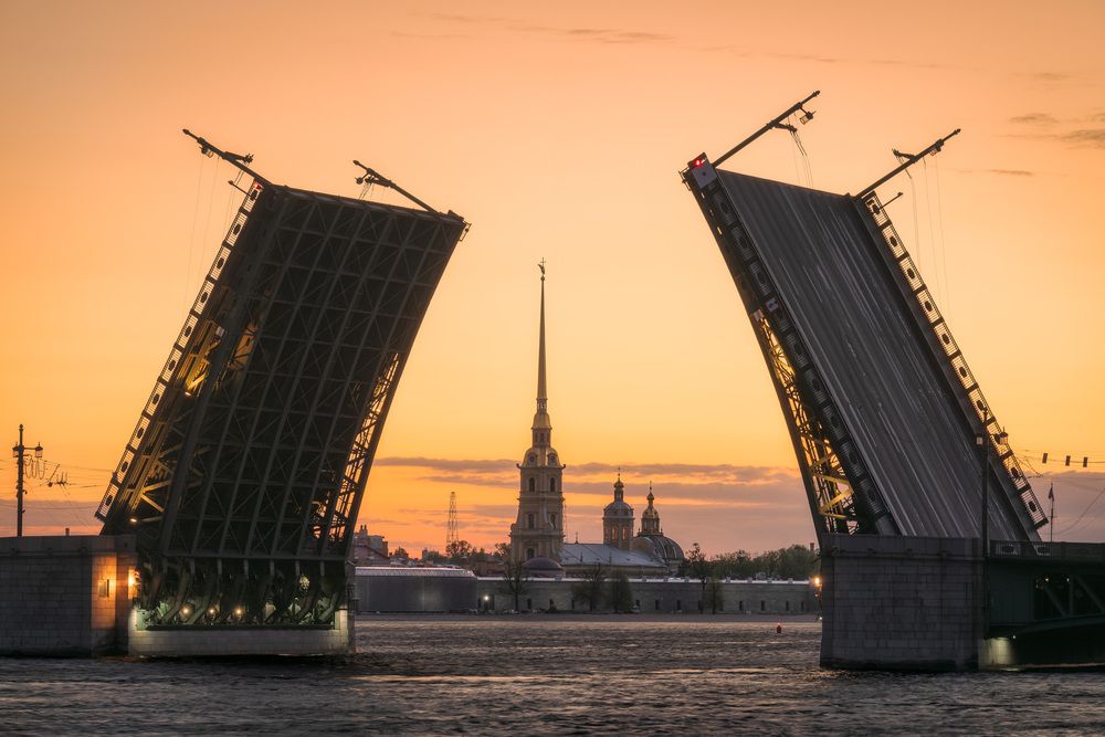 Дворцовый мост на фоне Петропавловского собора