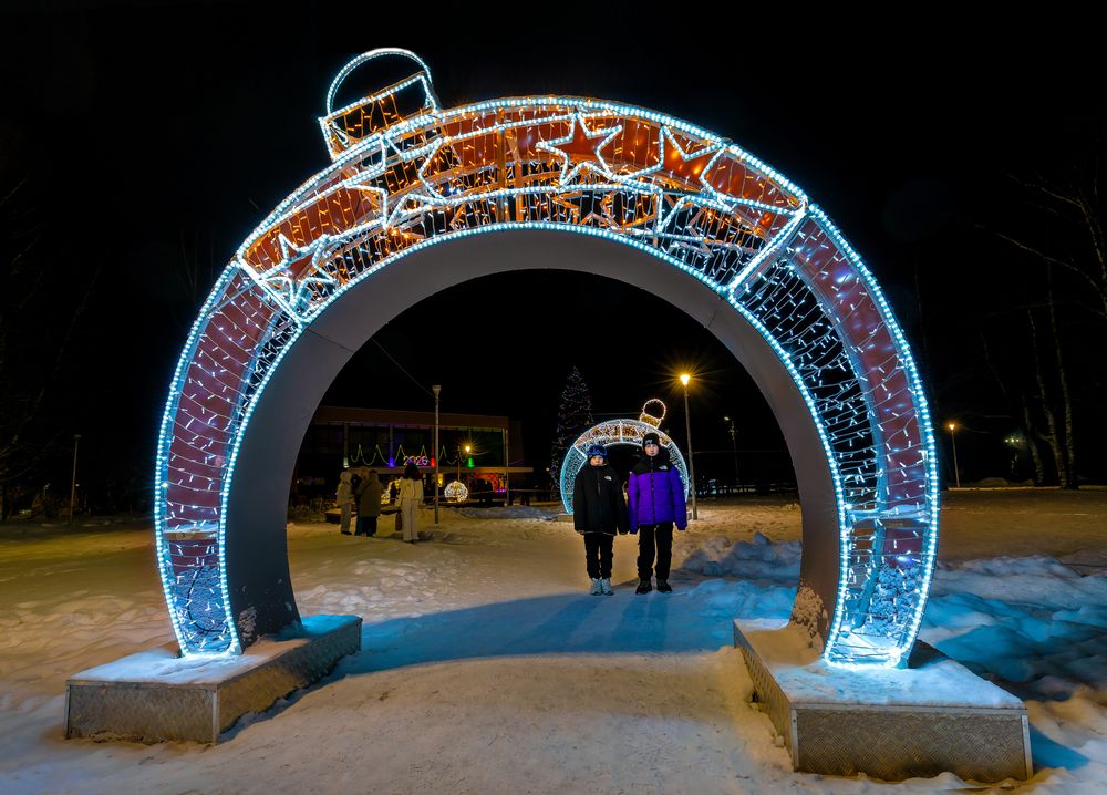 Новогодняя ночь на городской площади.
