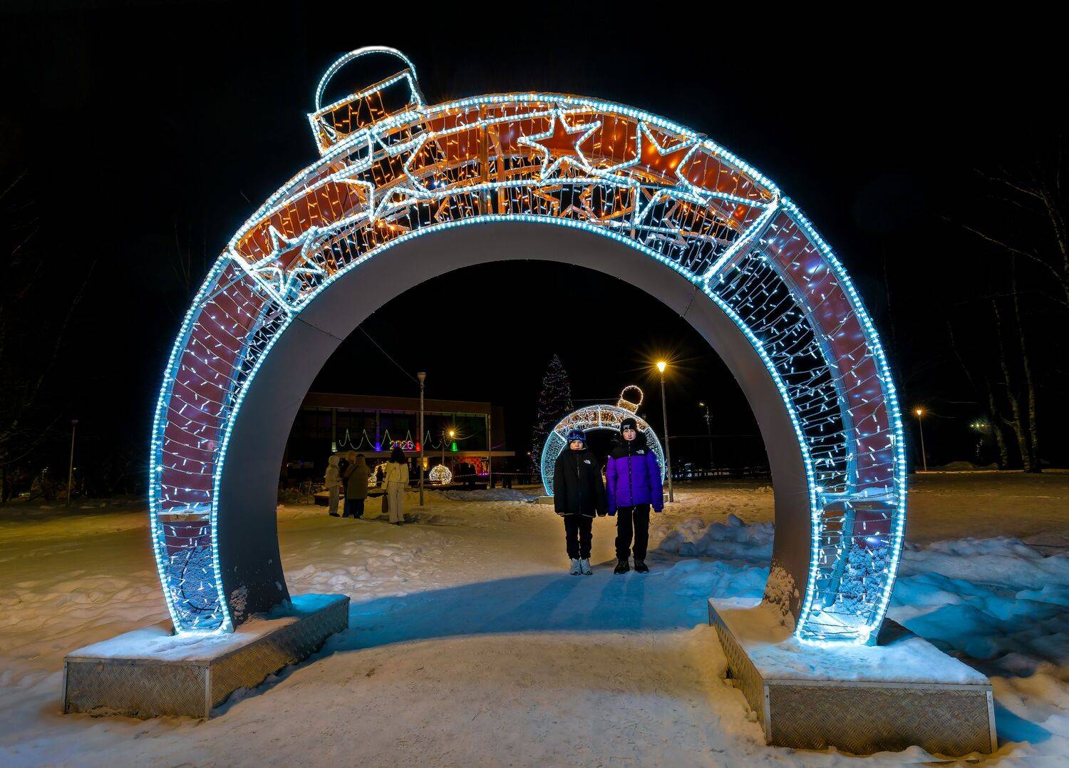 Новогодняя ночь на городской площади.
