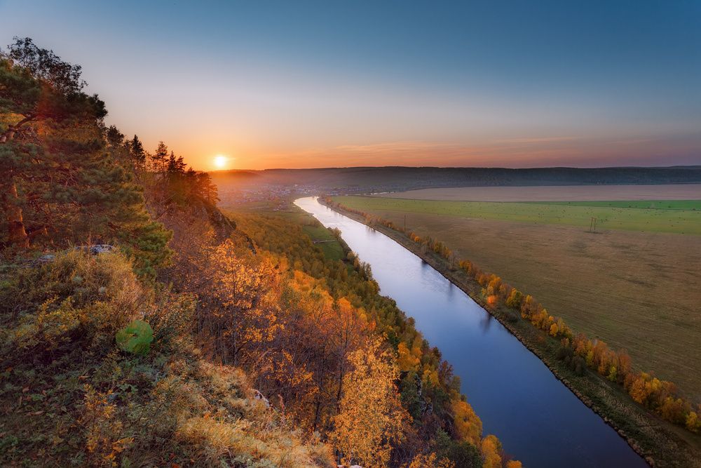 Река Ай, в осеннем закате.