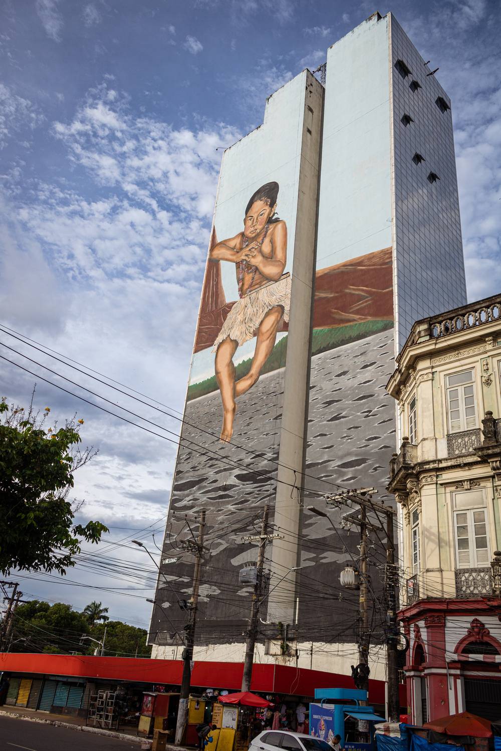 Prédio com pintura artística feita por Mr. Lobão