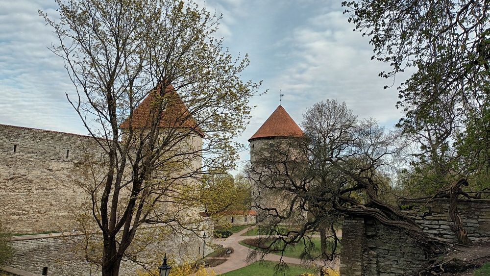 Kik-in-de-Kök Tower.  Inner park