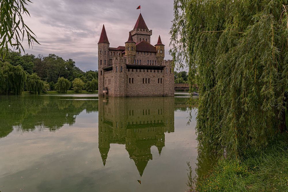 Замок Шато Эркен на озере