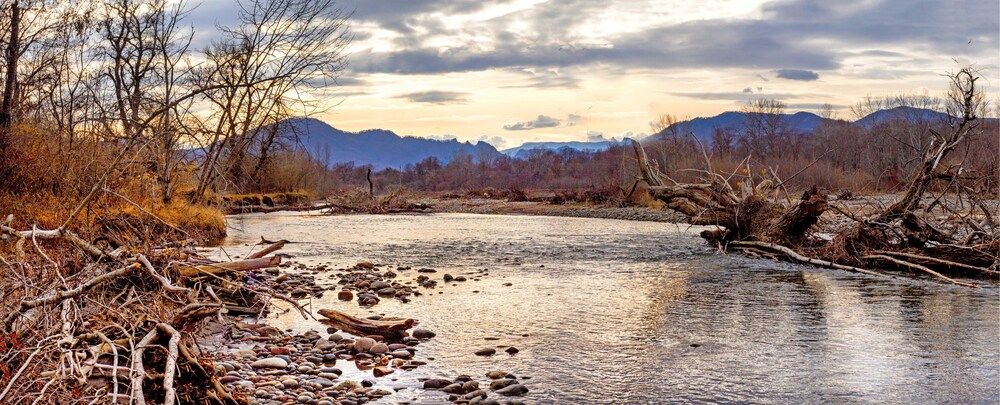 Осенний вечер на горной реке
