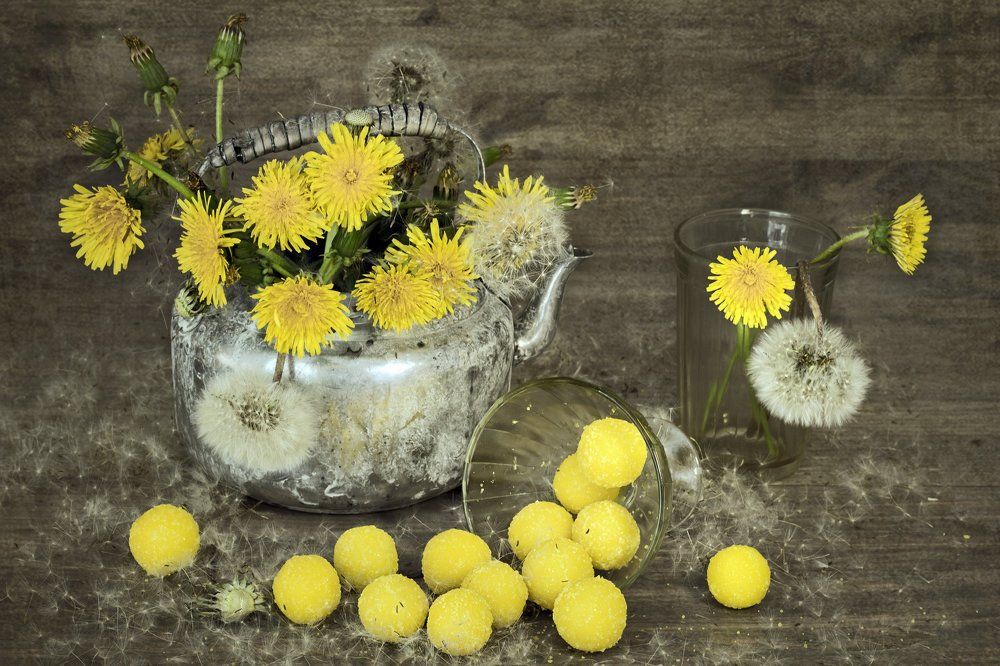 Старый чайник и одуванчики.