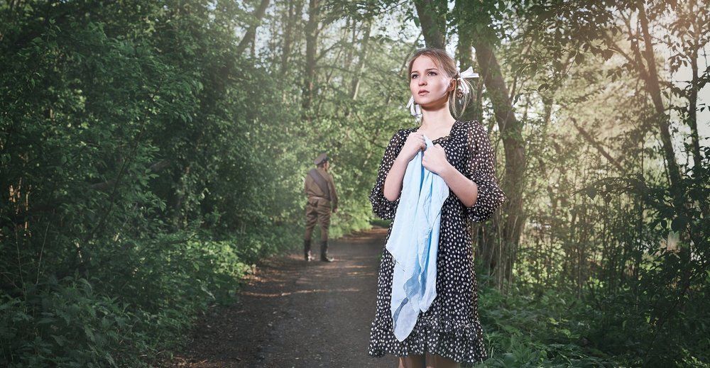 Девушка с платком