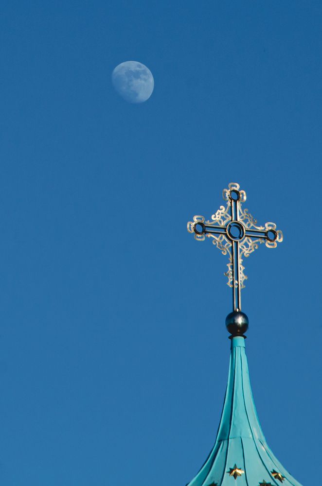 Крест под луной
