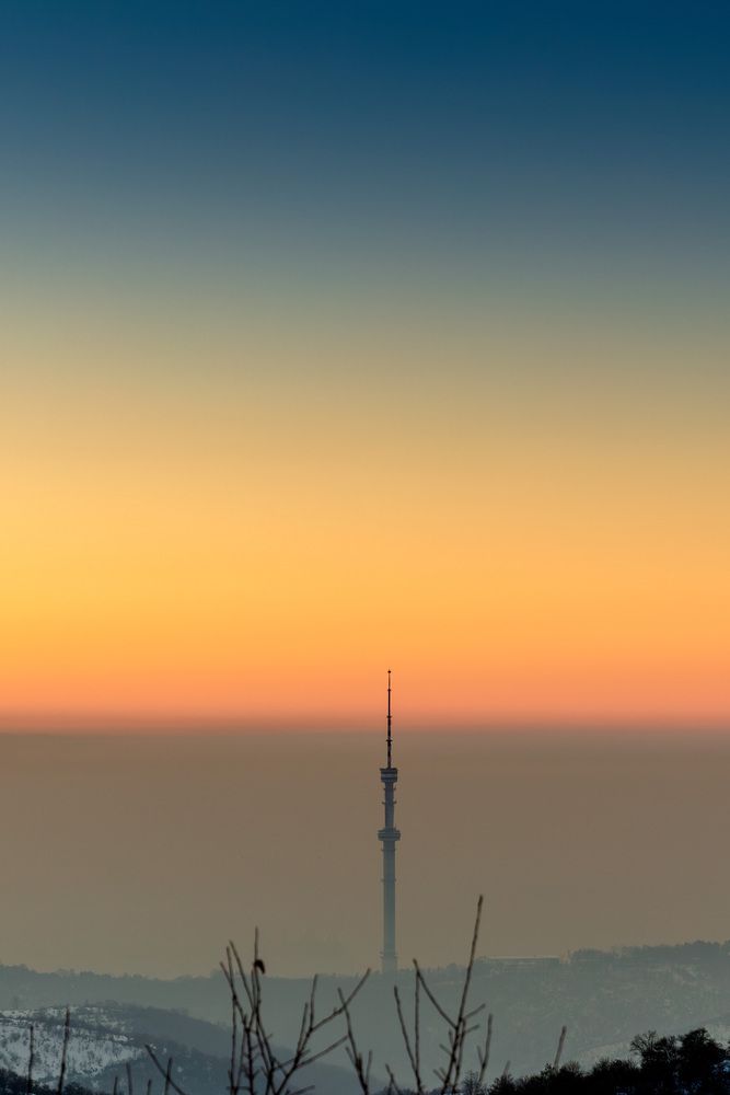 Красивый зимний закат в Алматы