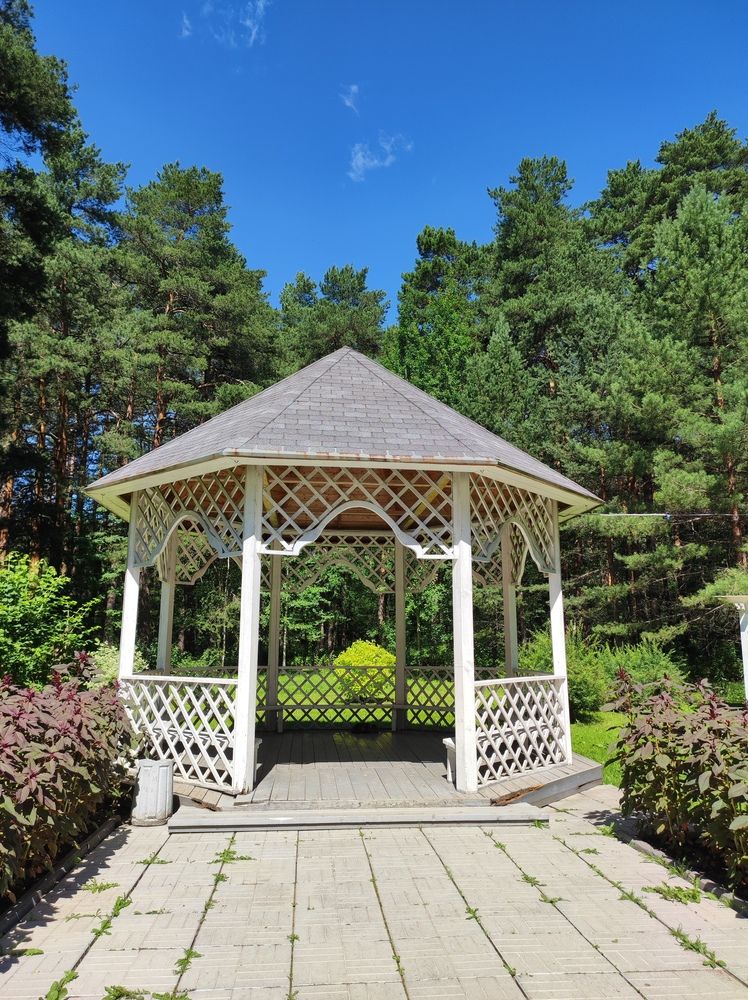 Ажурная беседка из советского прошлого