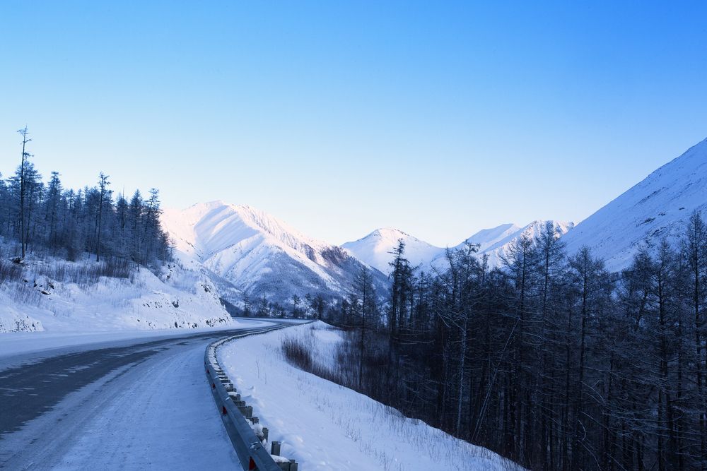 По зимней трассе.