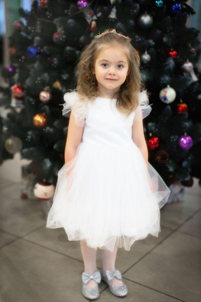 Дочка на ёлке.