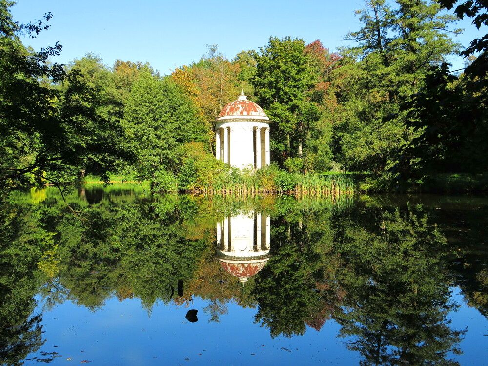 Беседка с отражением